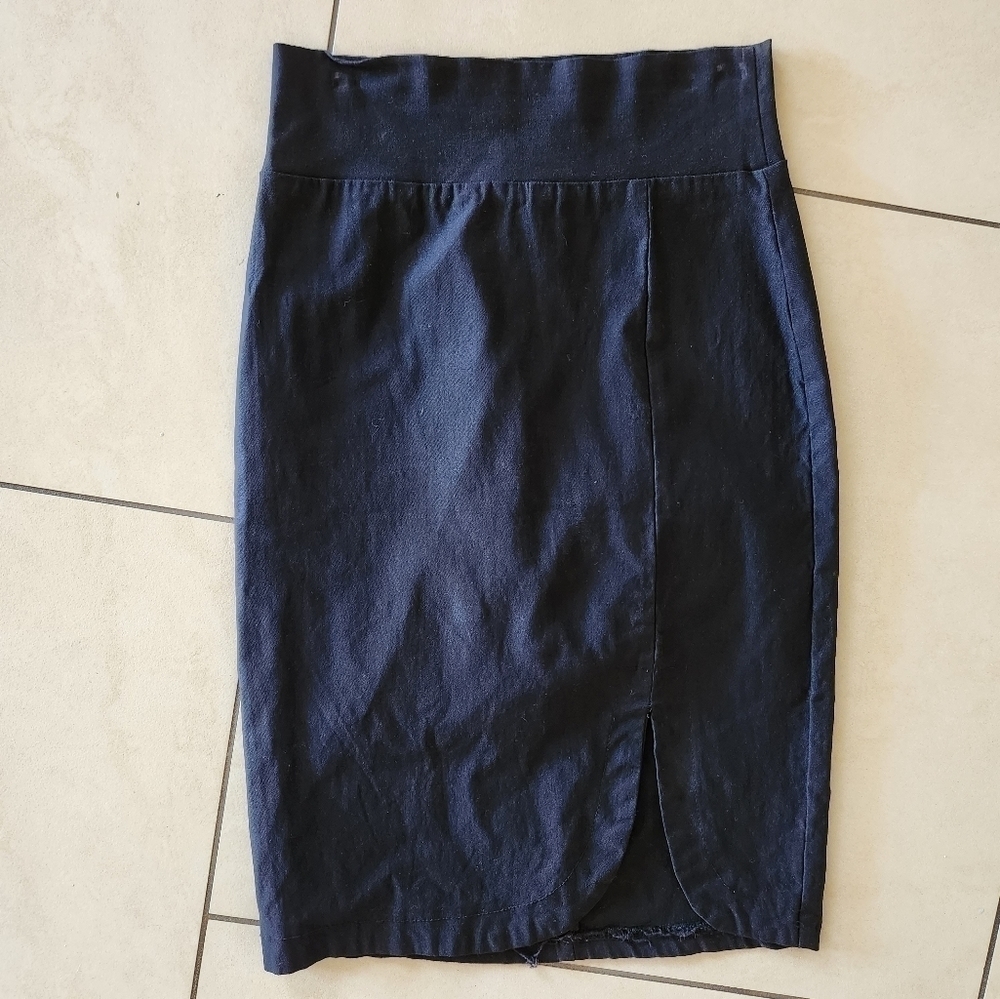 PRIVATELY Privileged Black Pencil Skirt with Small Slit. SIZE Small